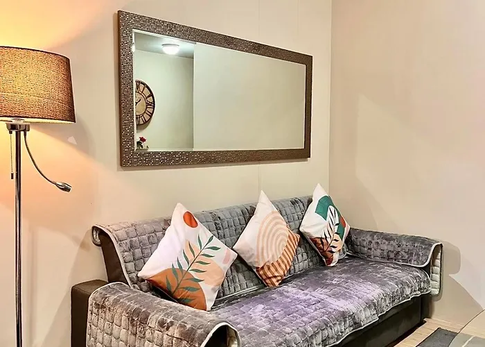 Apartment Big Unit In Newport Near Naia W Balcony