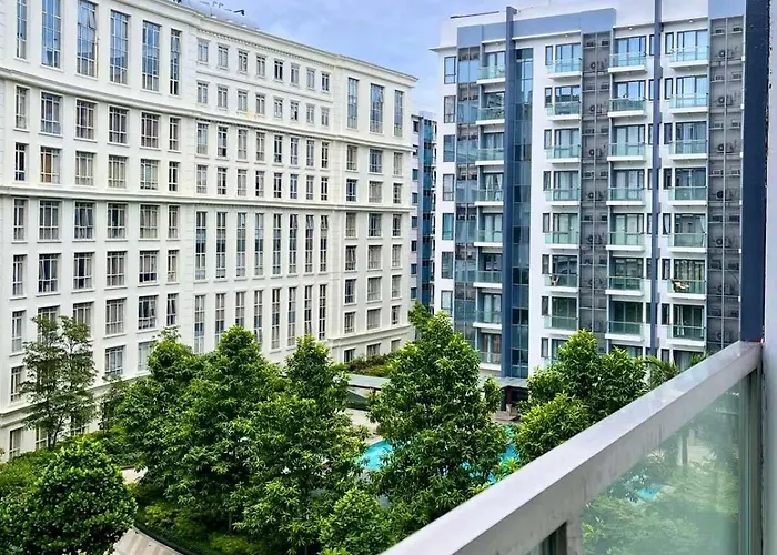 Apartment Big Unit In Newport Near Naia W Balcony *